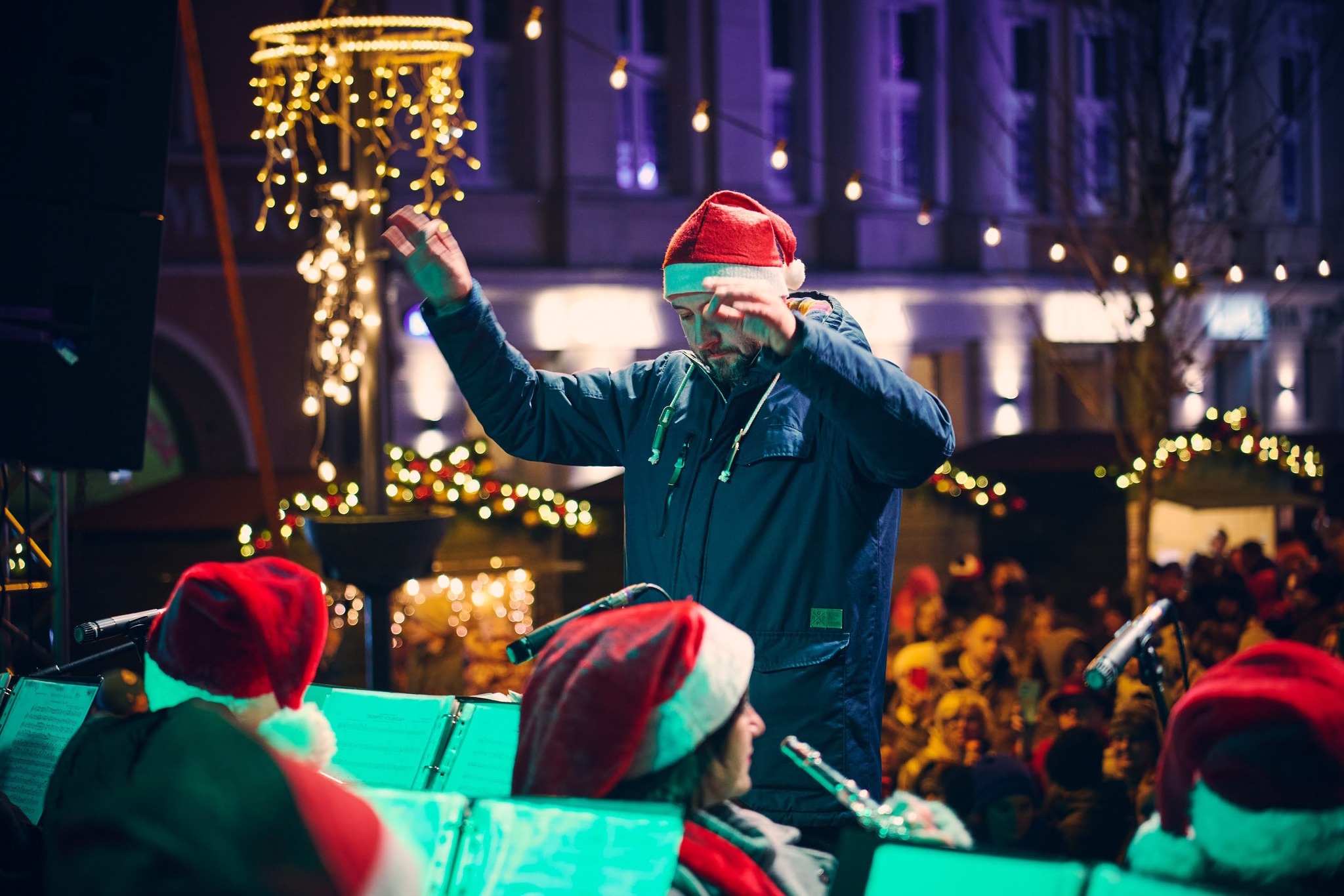 Dyrygent w czapce mikołaja