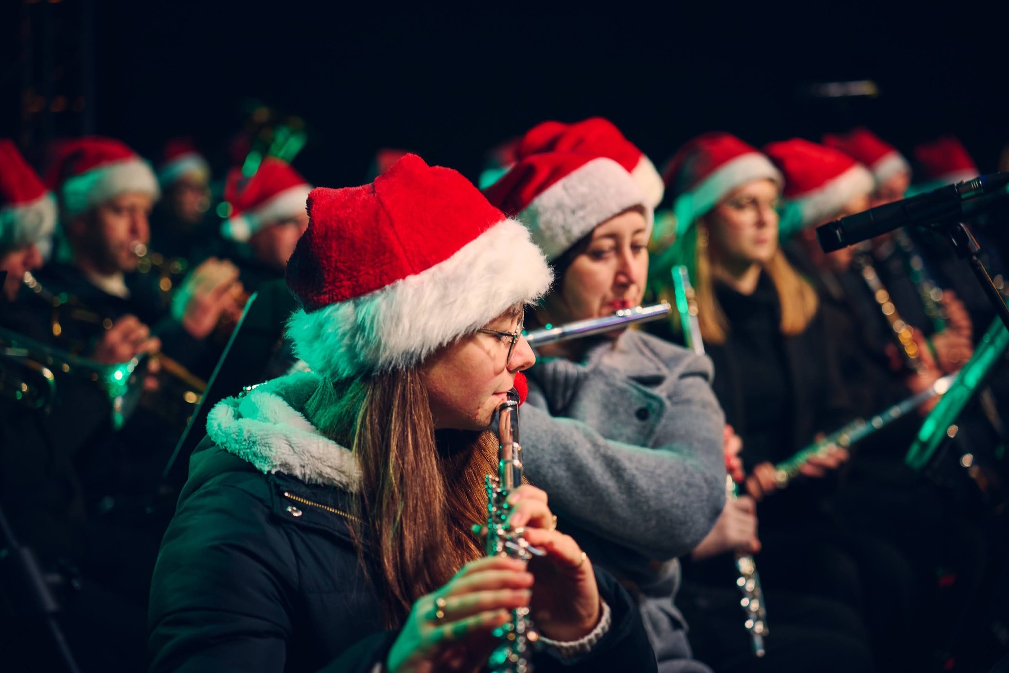 Muzycy w czapkach mikołaja grają na instrumentach