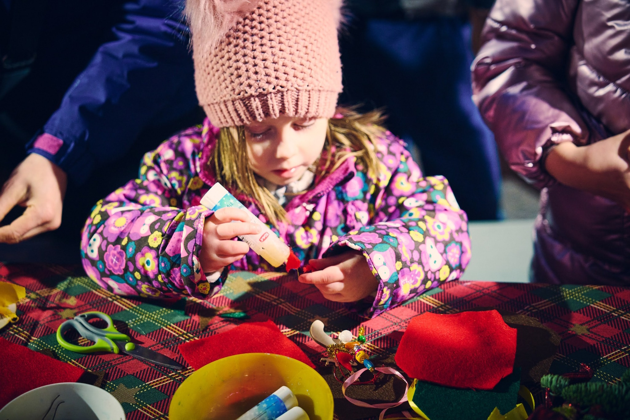 Dziewczynka wykonuje pracę plastyczną