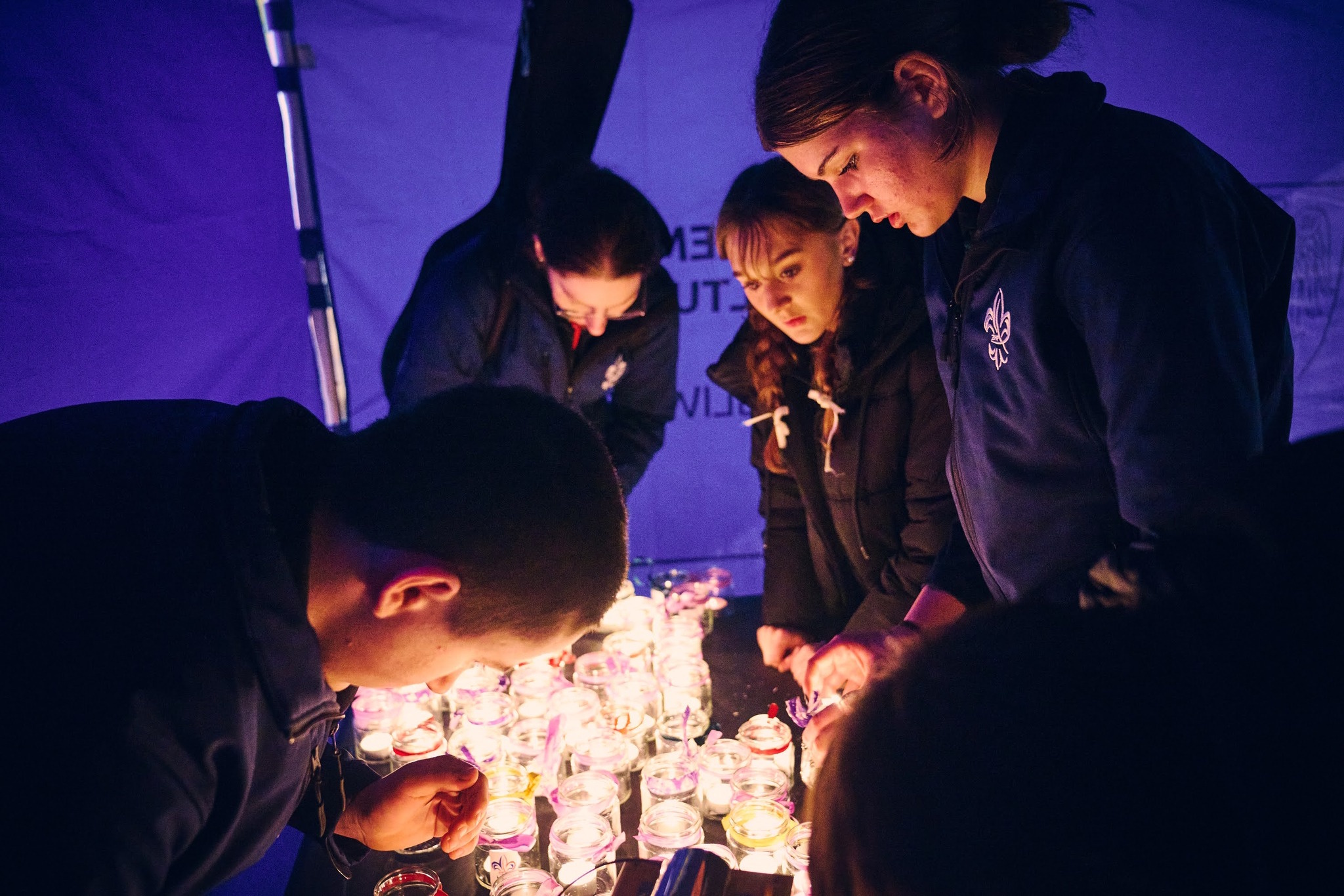 Harcerze przy światełku