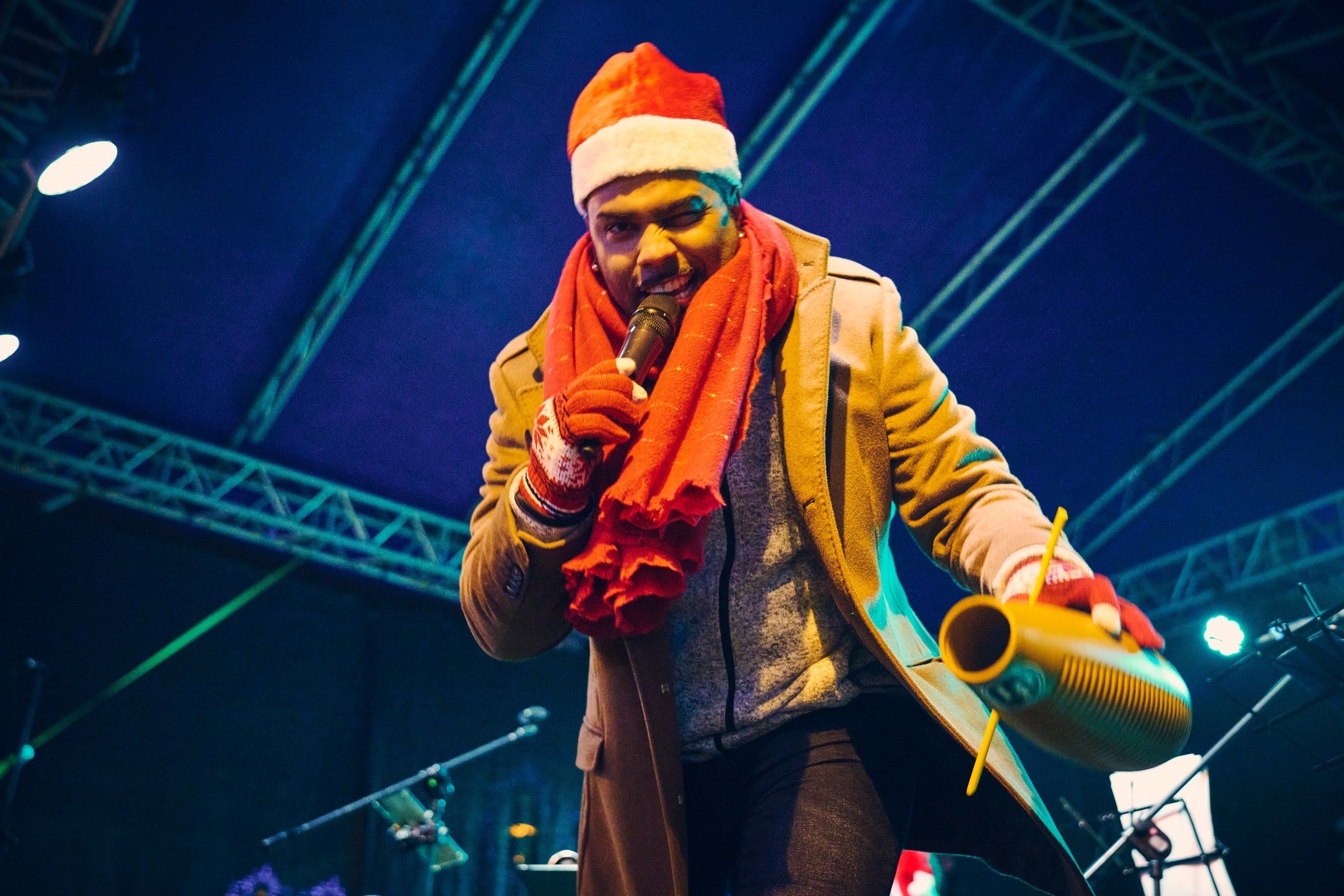 Artysta w czapce mikołaja na scenie