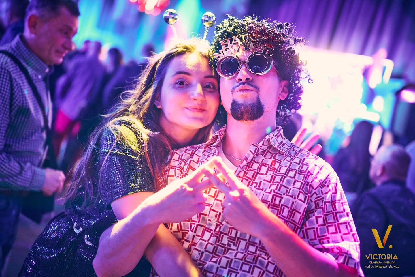 Para pozuje do zdjęcia