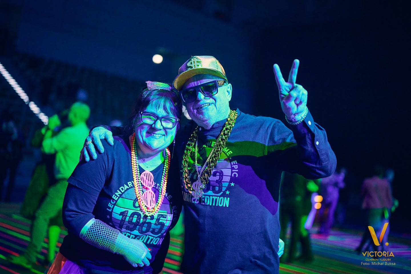 Para pozuje do zdjęcia