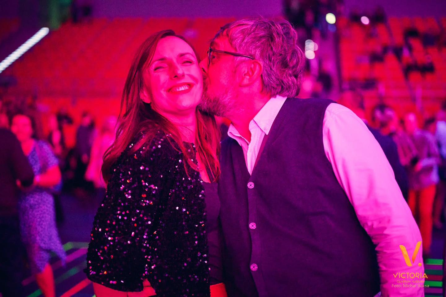 Para pozuje na zdjęciach