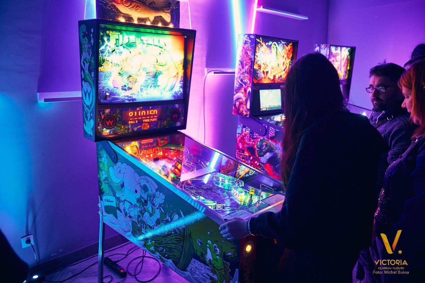 Ludzie grają na automatach