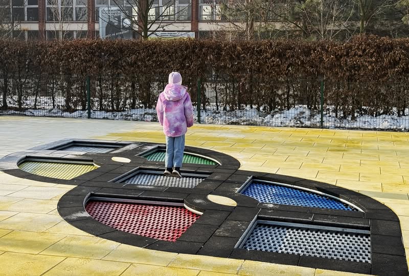 dziecko na trampolinie