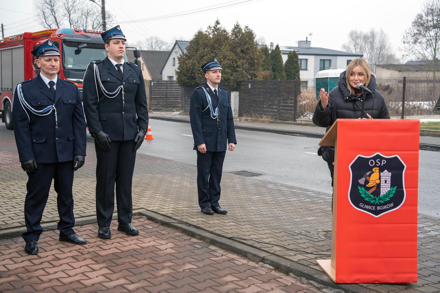 prezydent Gliwic przemawia, wokół inni ludzie
