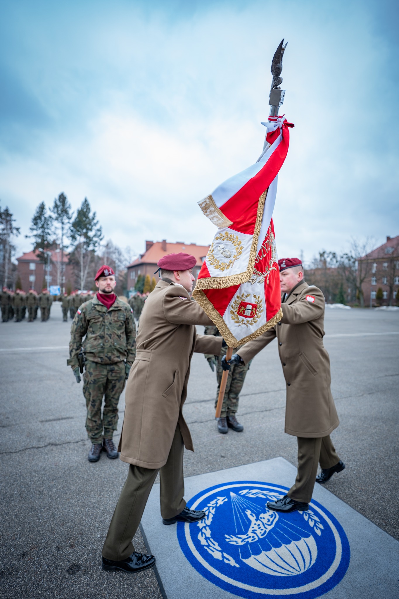 Nowy dowódca odbierający sztandar jednostki