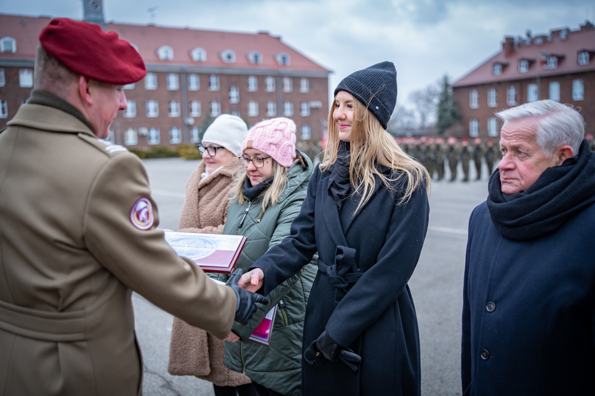 Pracownicy cywilni jednostki odbierający nagrody