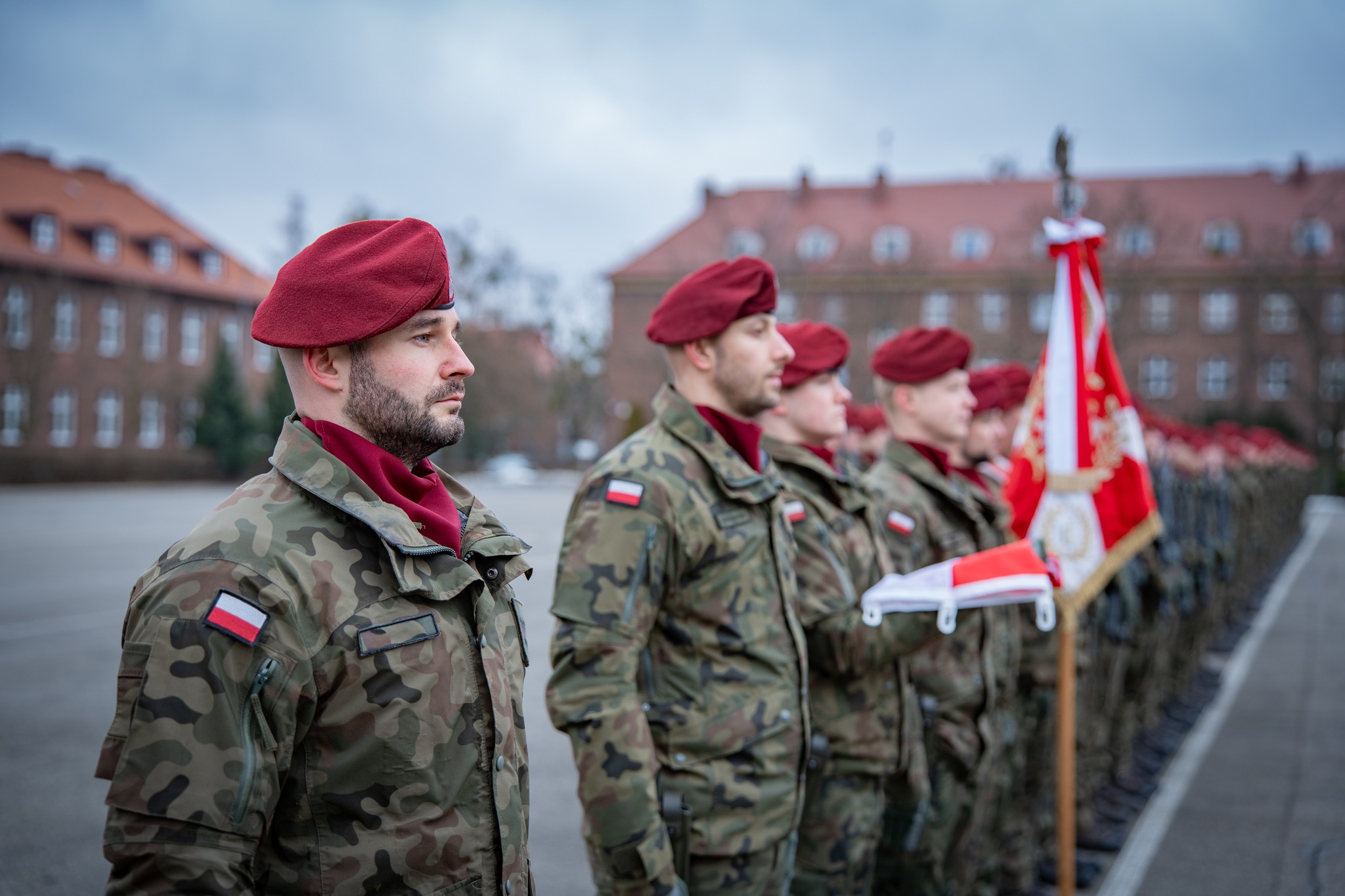 Żołnierze stojący w szeregu