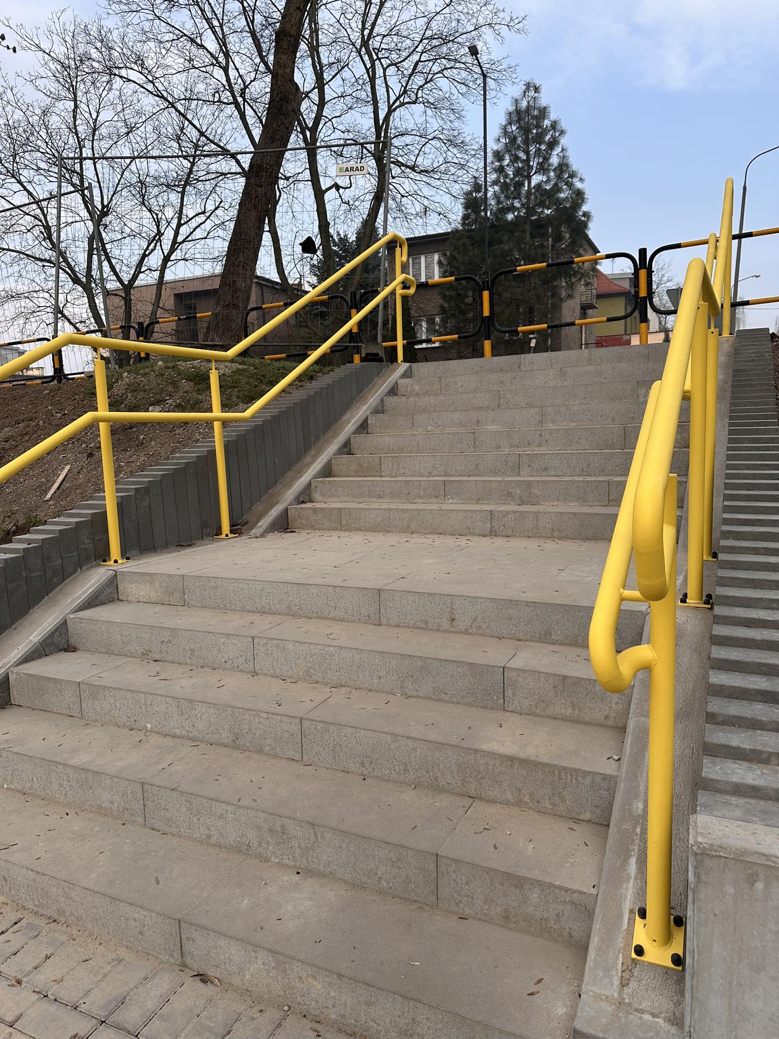 schody z żółtą poręczą