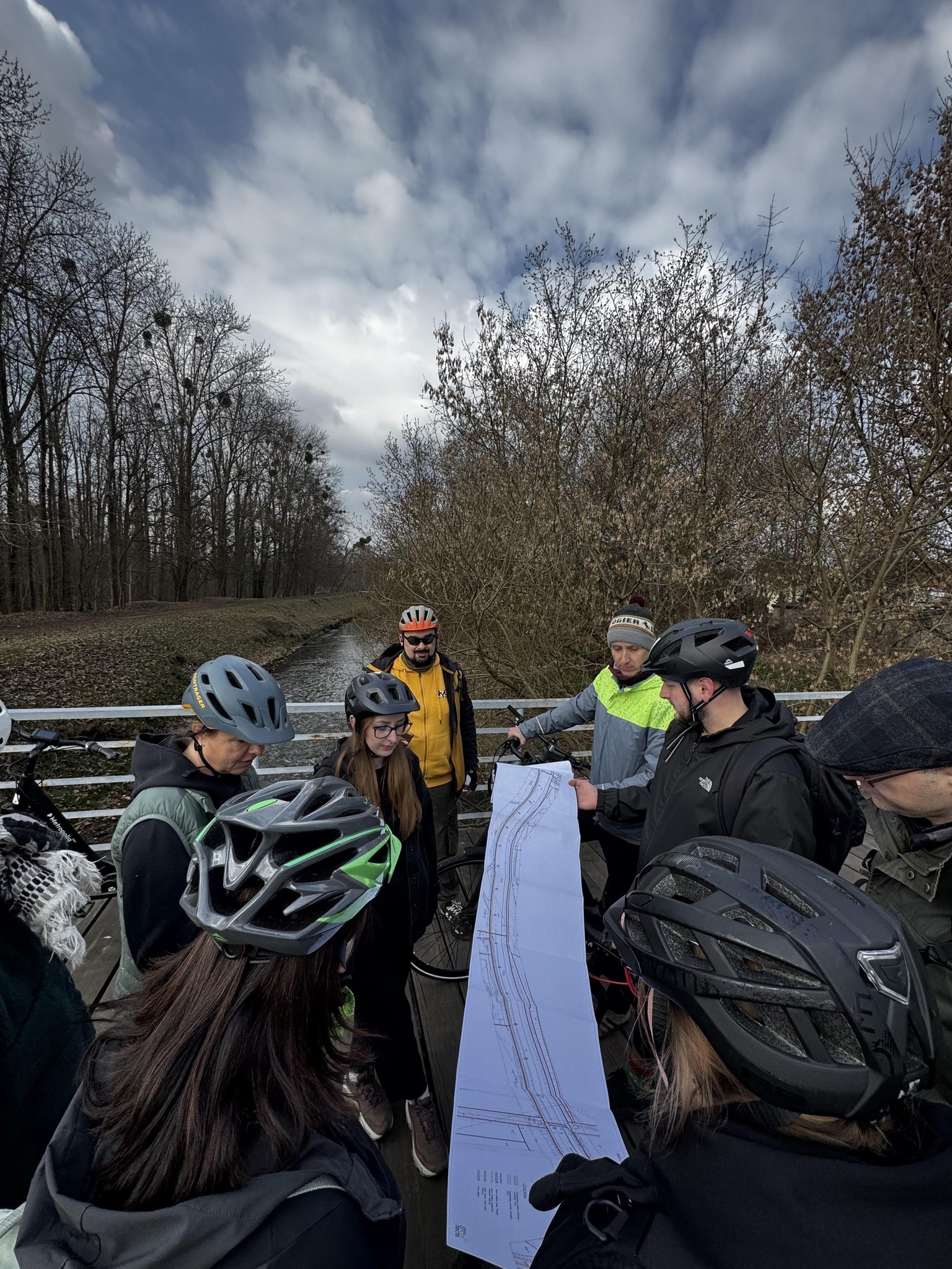 Pracownicy oglądający mapę