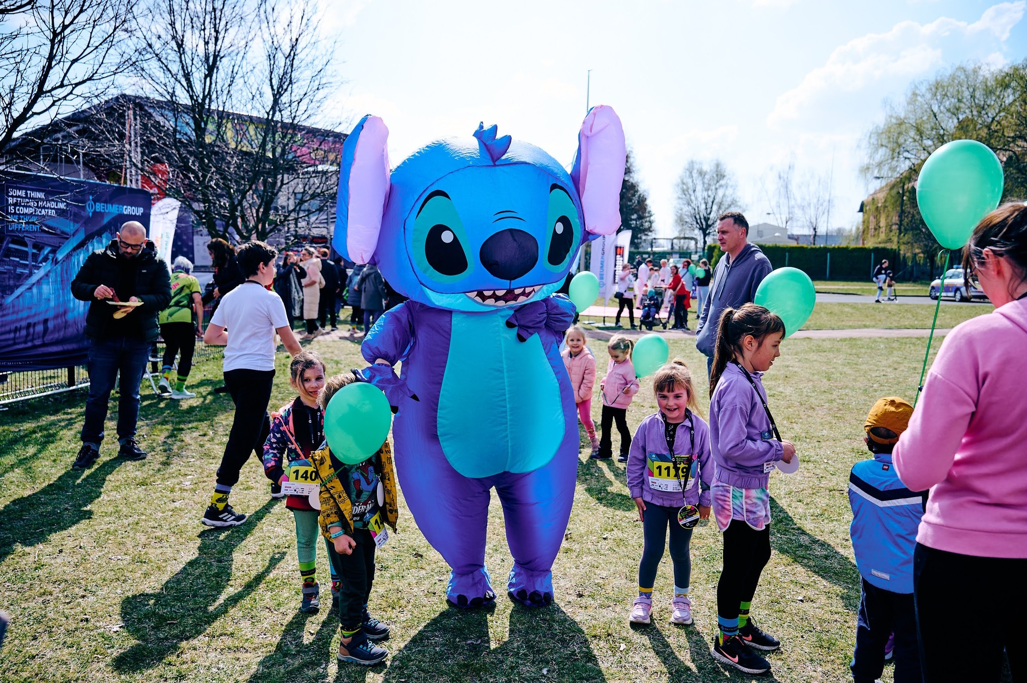 Dzieci z maskotką Stitcha