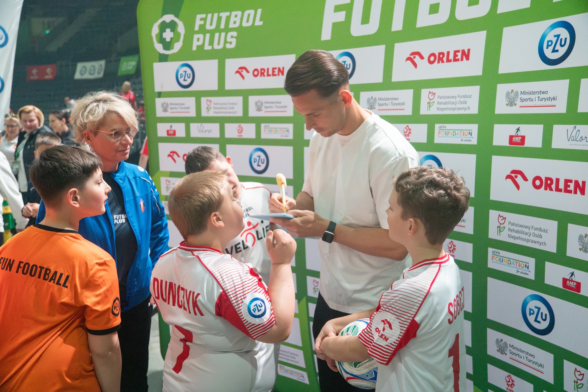 Dzieci proszące zawodnika o autograf