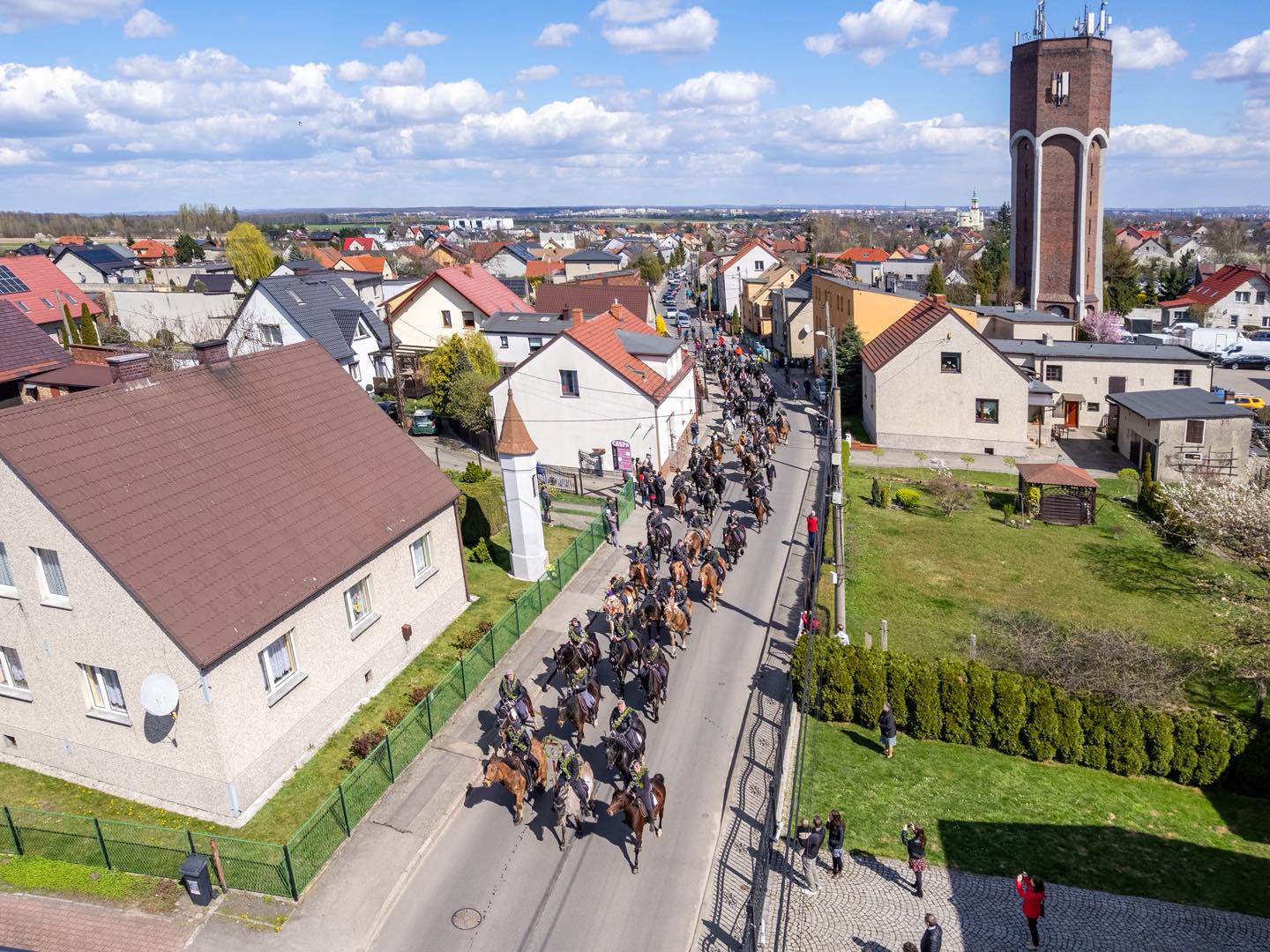 procesja konna przejeżdża przez Ostropę. Ujęcie z góry