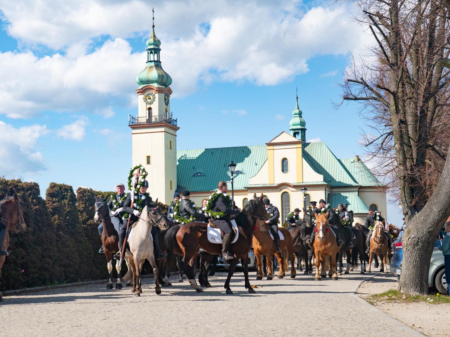 Procesja konna, w tle kościół