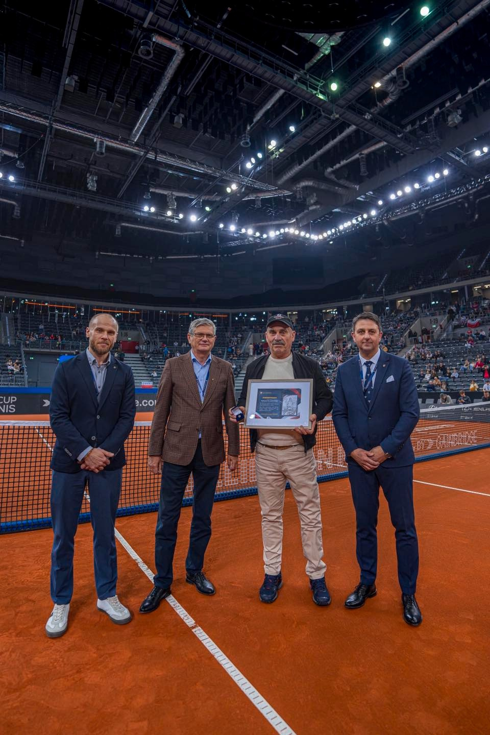 Tadeusz Kruszelnicki z organizatorami