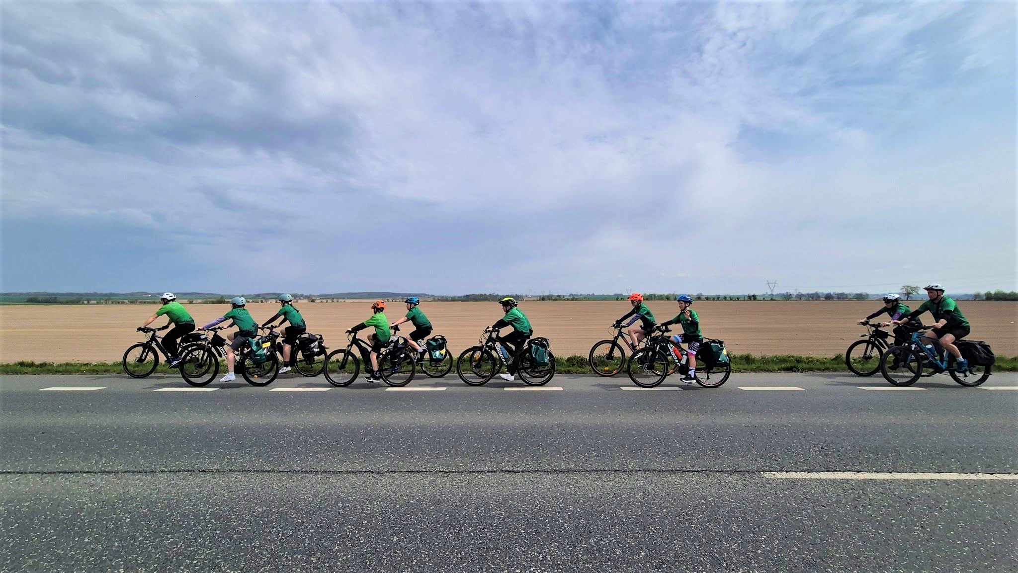 młodzi rowerzyści na drodze