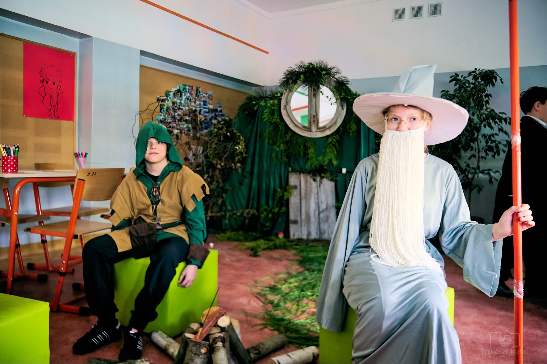 dwoje młodych ludzi przebranych za czarodziejów