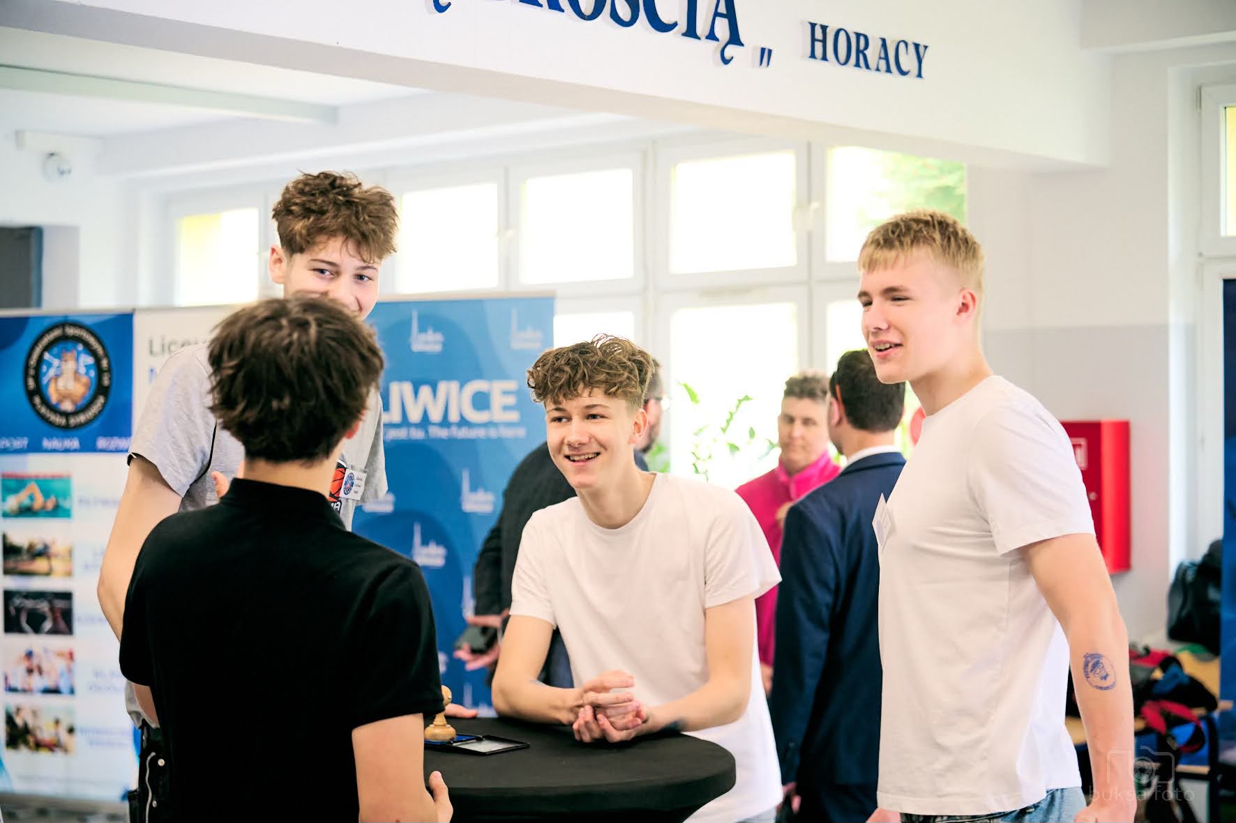 czworo młodych ludzi