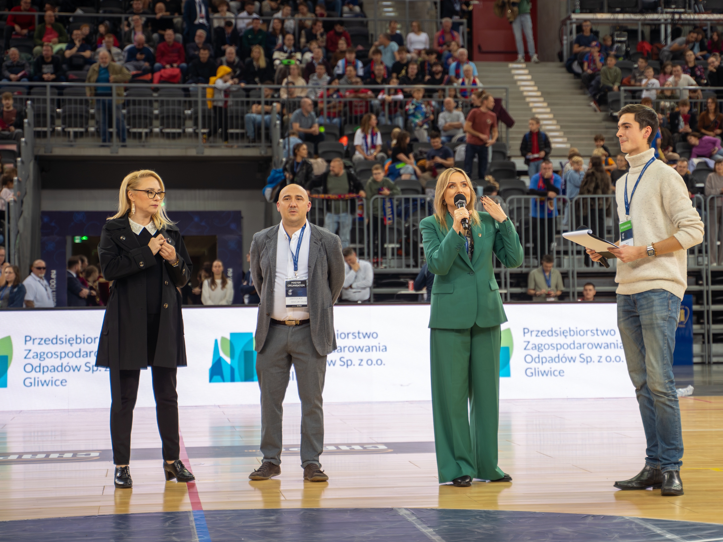 Prezydent Gliwic przemawiająca do kibiców