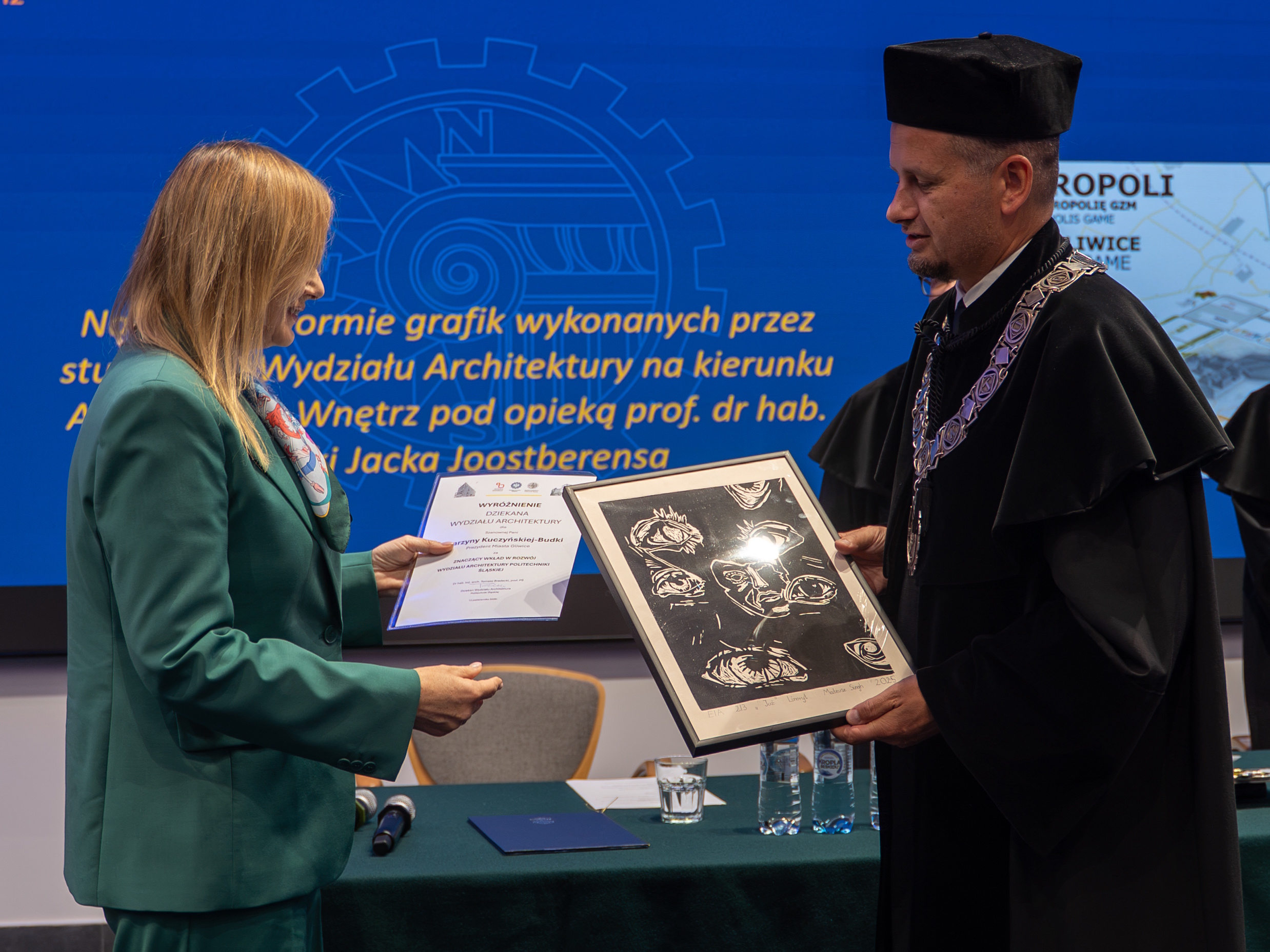 prezydent Gliwic odbiera grafikę