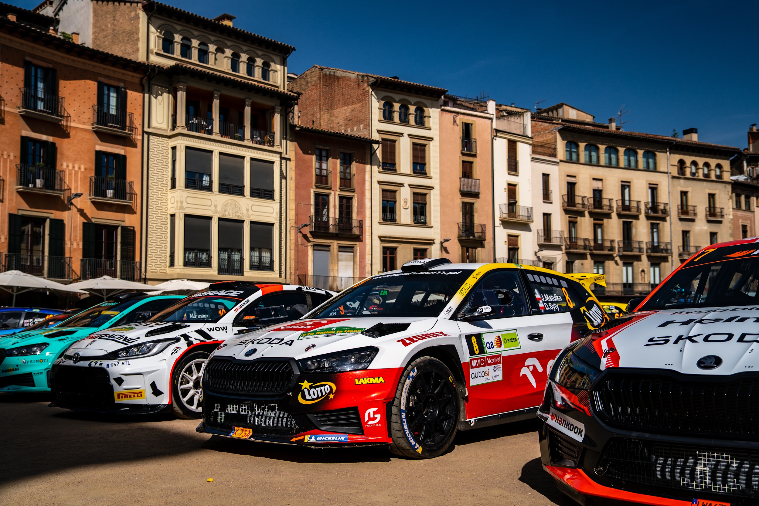 Wyścigówka Polaków wśród konkurencyjnych samochodów rajdowych