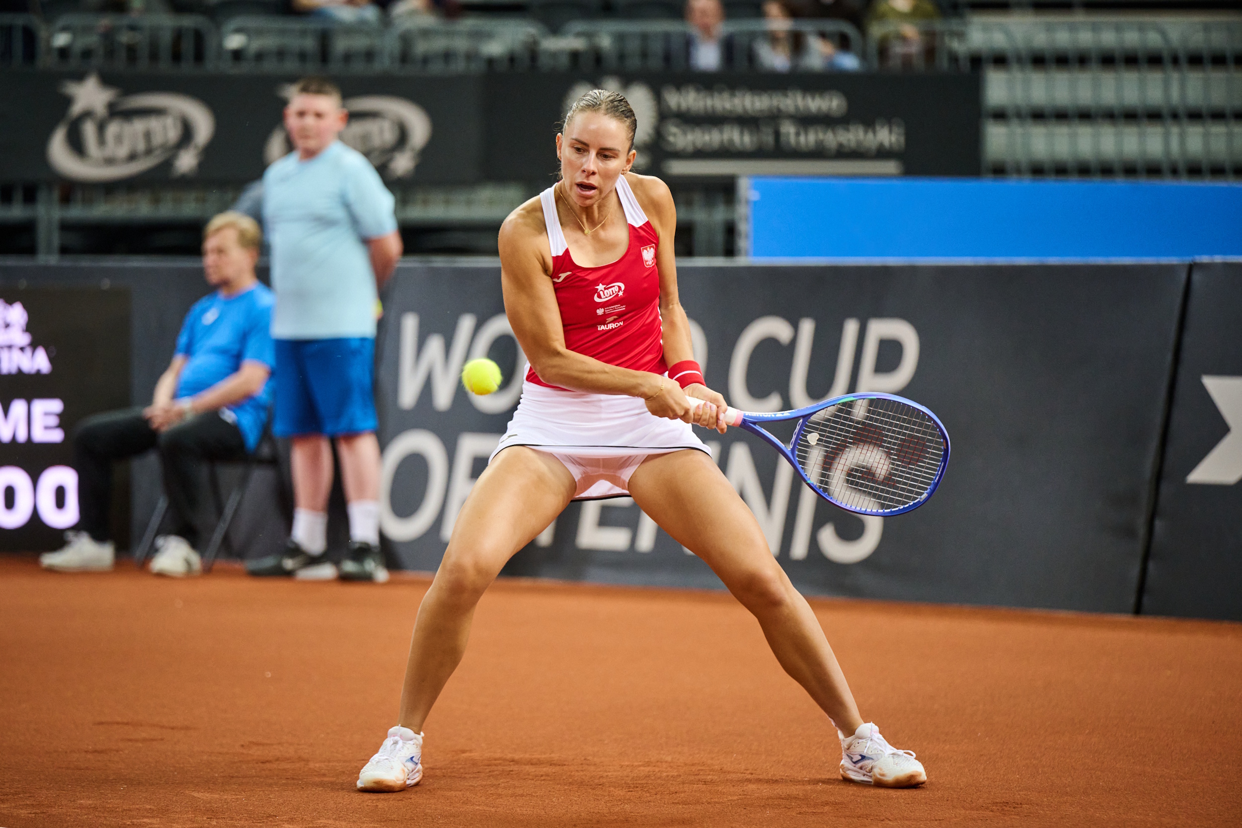 Magda Linette uderzająca piłkę