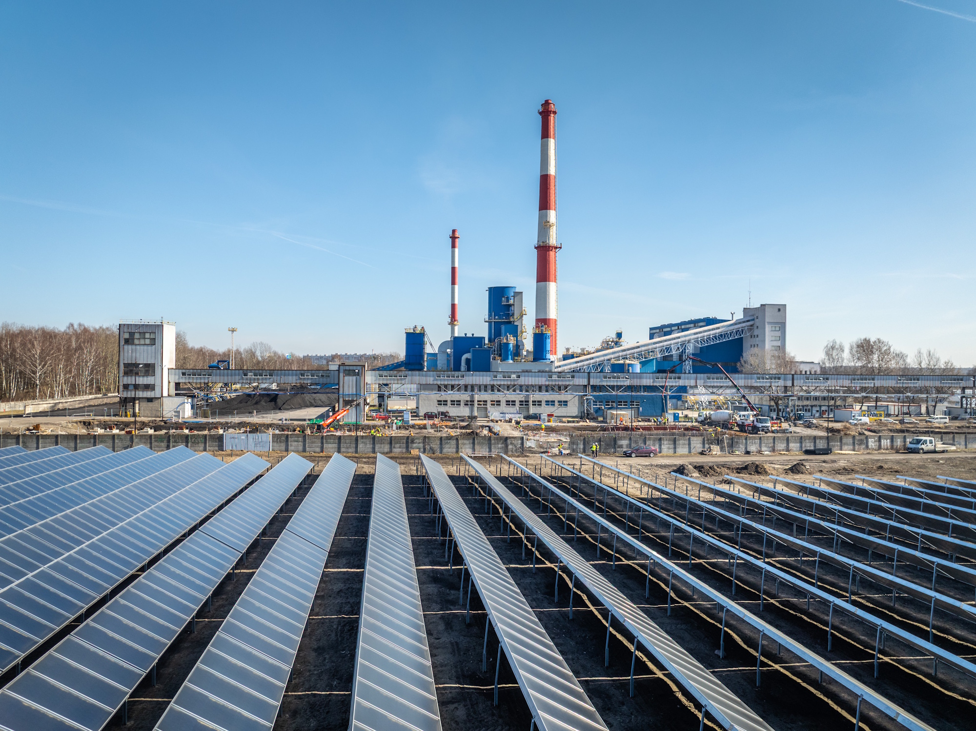 widok na farmę solarną i plac budowy przy gliwickiej ciepłowni pod Park Zielonej Energii