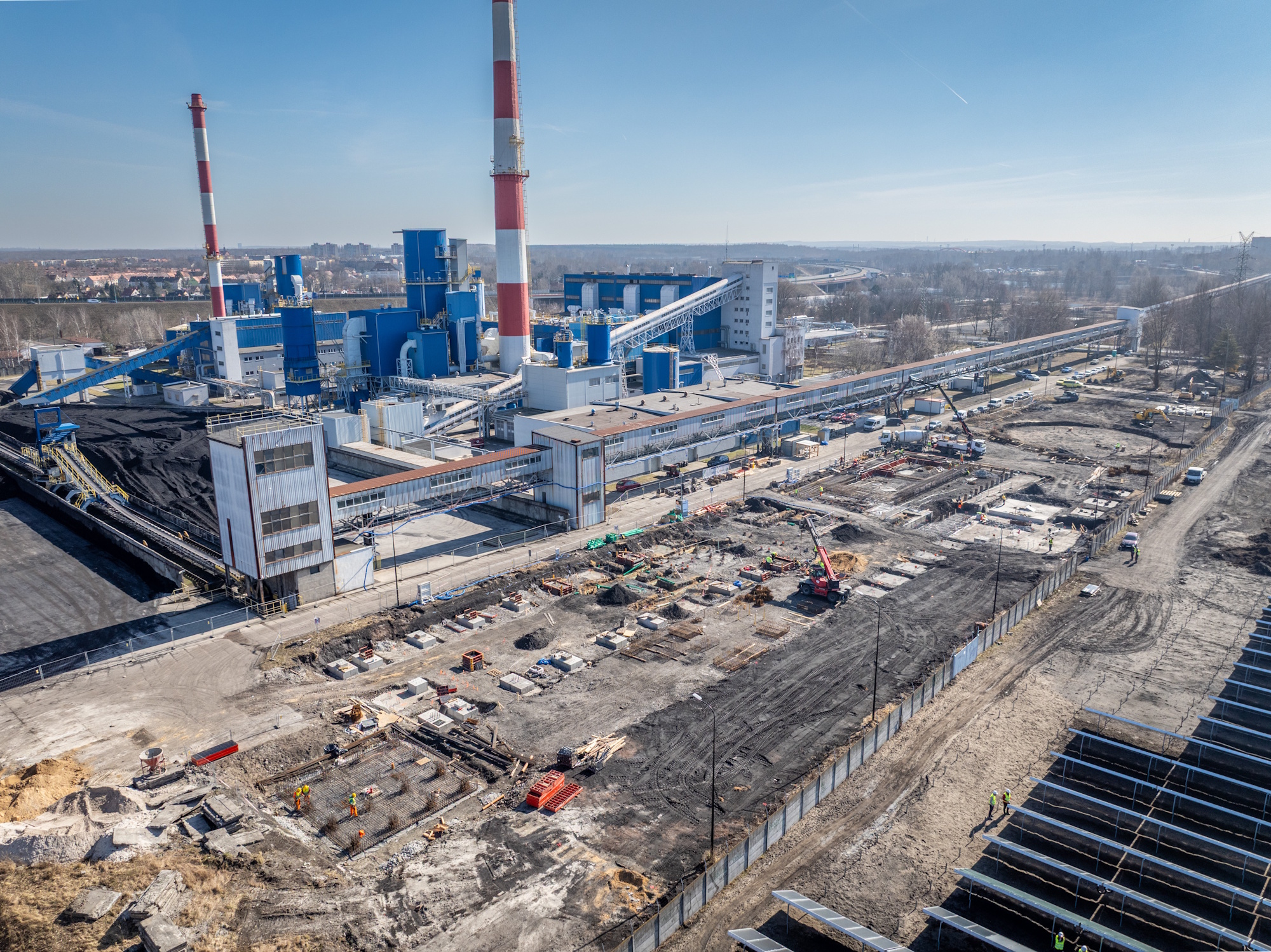 widok na farmę solarną i plac budowy przy gliwickiej ciepłowni pod Park Zielonej Energii