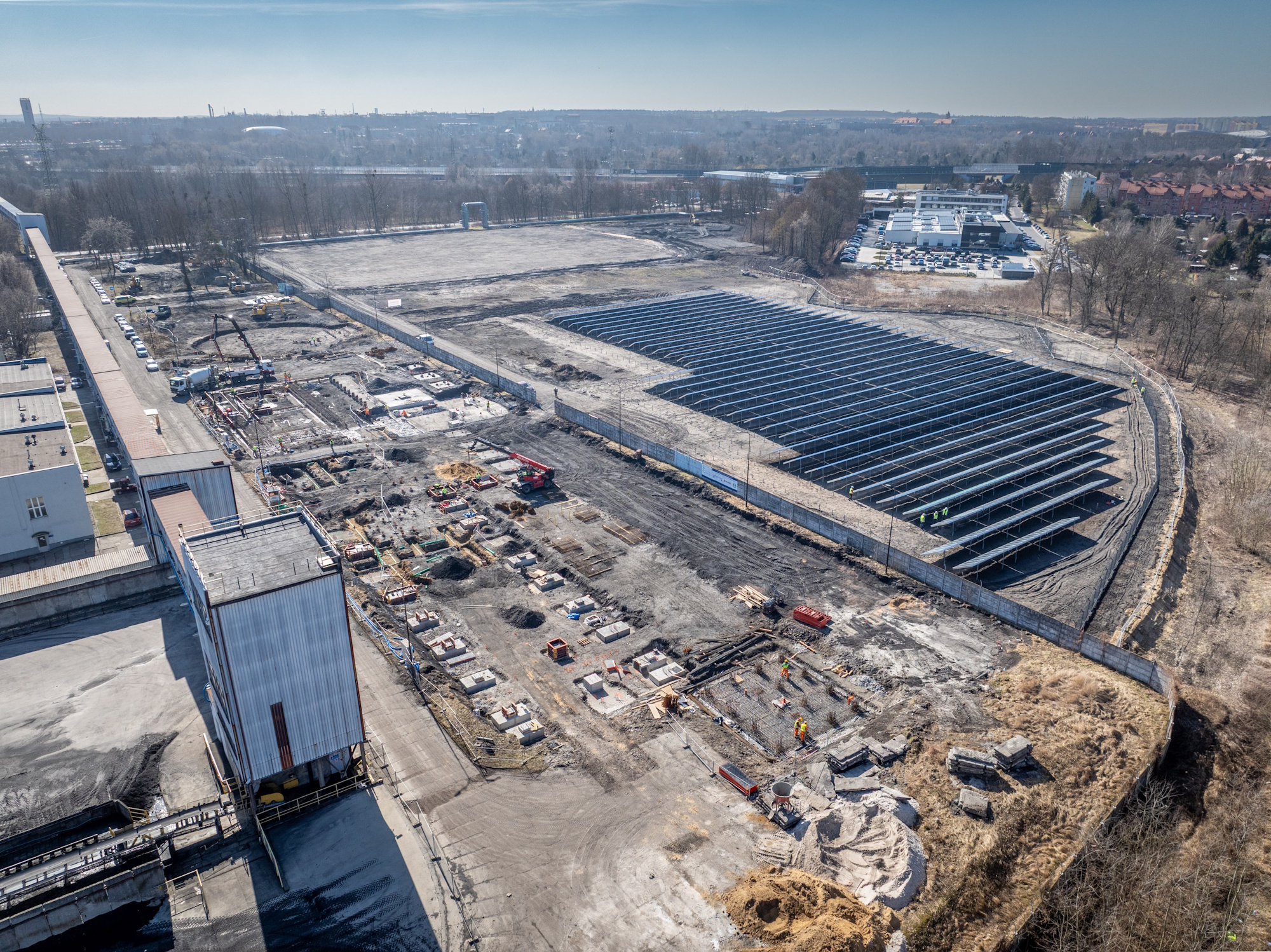 widok na farmę solarną i plac budowy przy gliwickiej ciepłowni pod Park Zielonej Energii