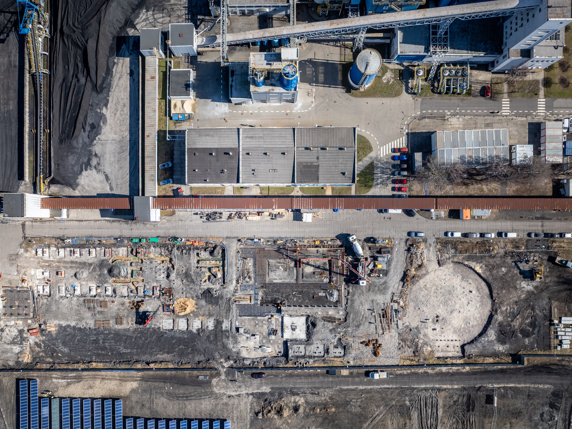 widok na farmę solarną i plac budowy przy gliwickiej ciepłowni pod Park Zielonej Energii