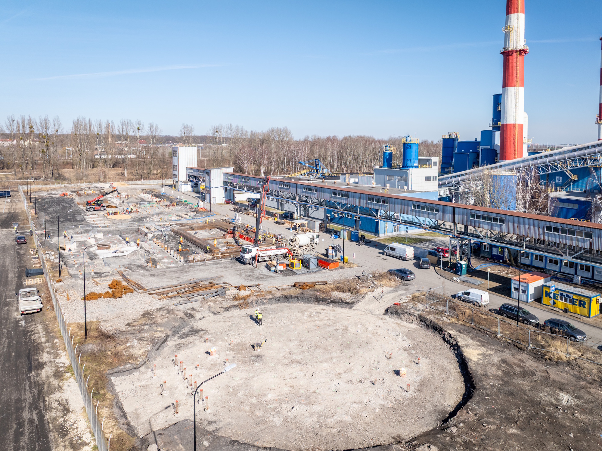 widok na farmę solarną i plac budowy przy gliwickiej ciepłowni pod Park Zielonej Energii