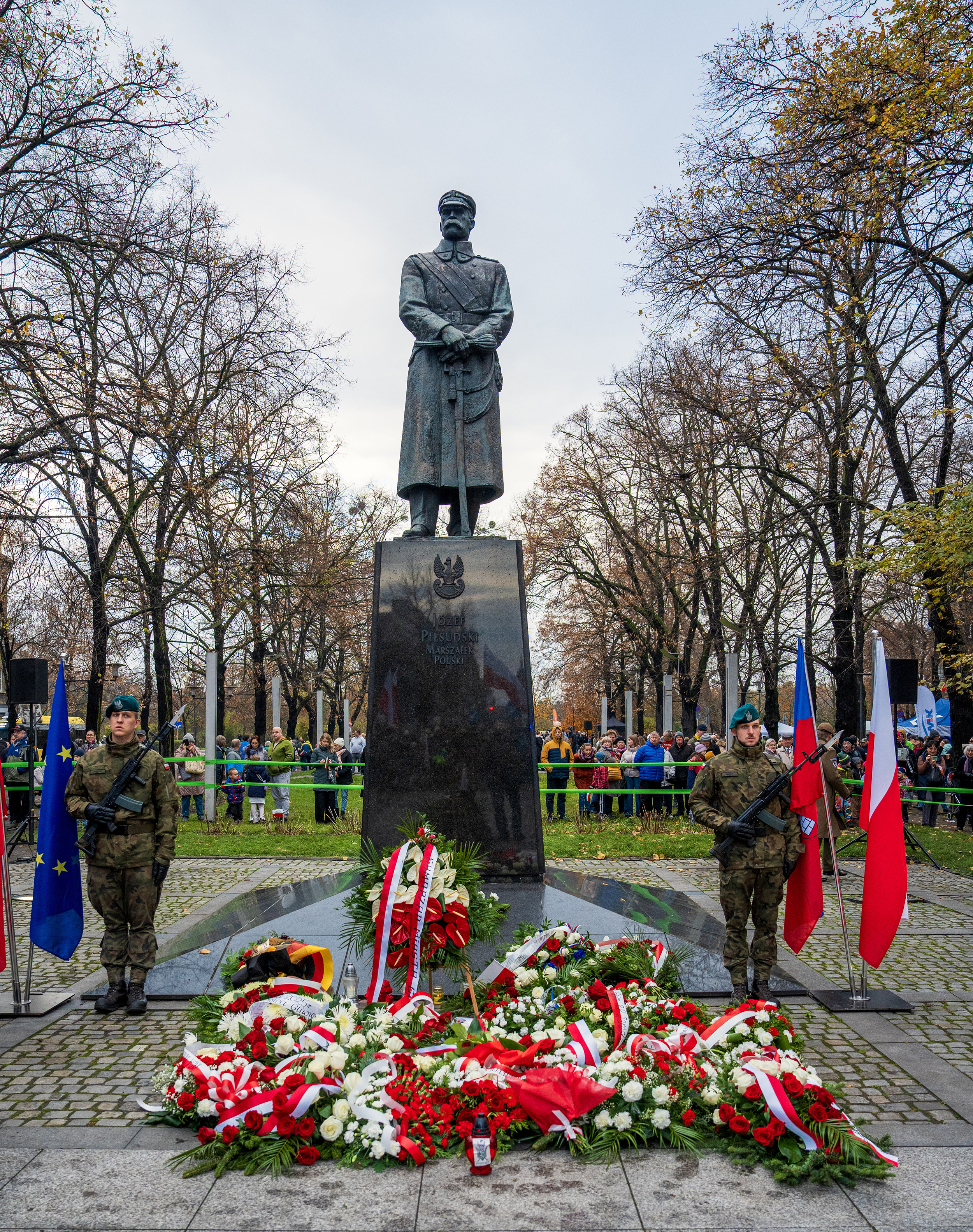 Ukwiecony pomnik marszałka Józefa Piłsudskiego