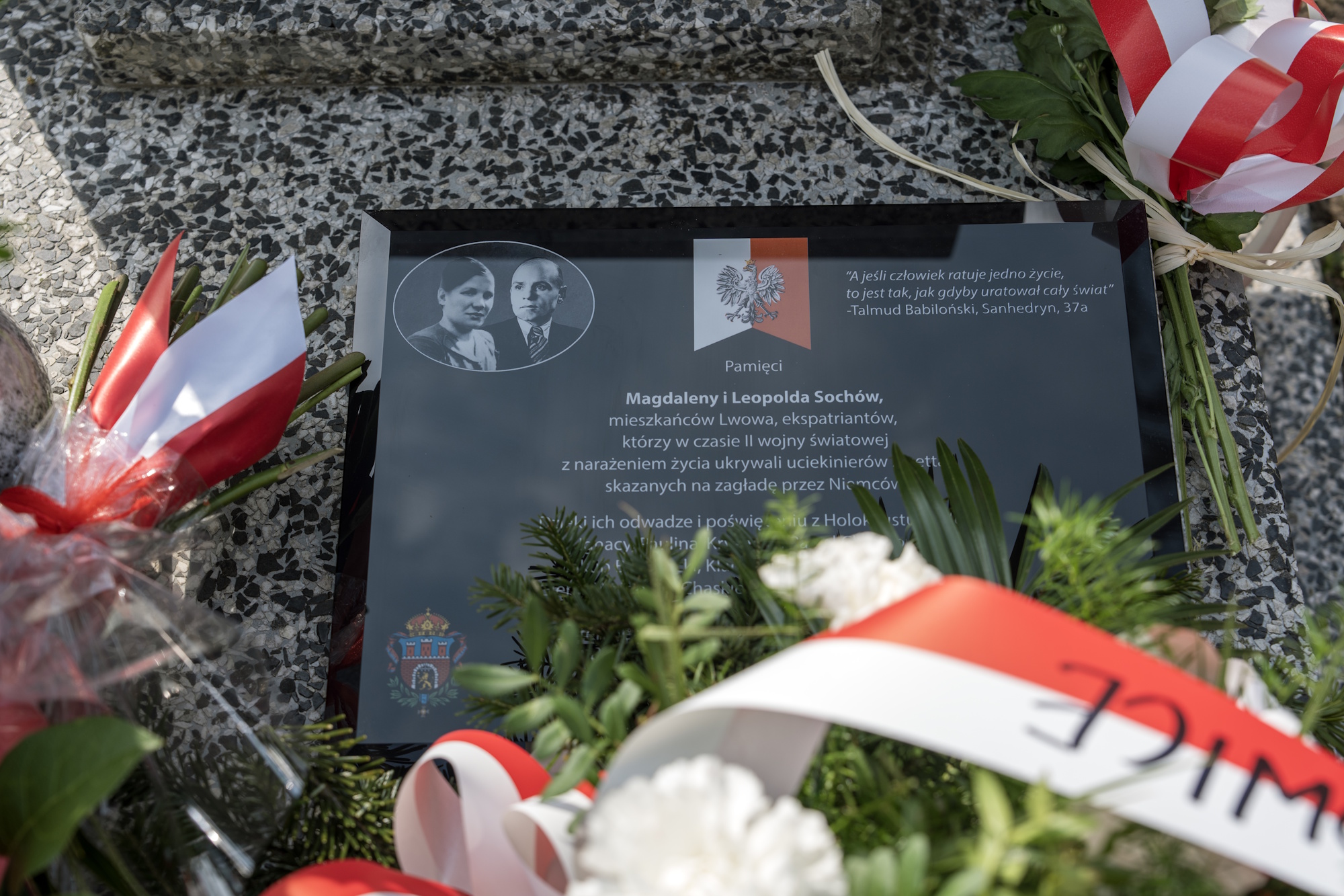 W Narodowy Dzień Pamięci Polaków ratujących Żydów pod okupacją niemiecką na cmentarzach Lipowym i Centralnym oddano cichy, pełen szacunku hołd Annie i Stefanowi Wróblewskim oraz Magdalenie i Leopoldowi Sochom