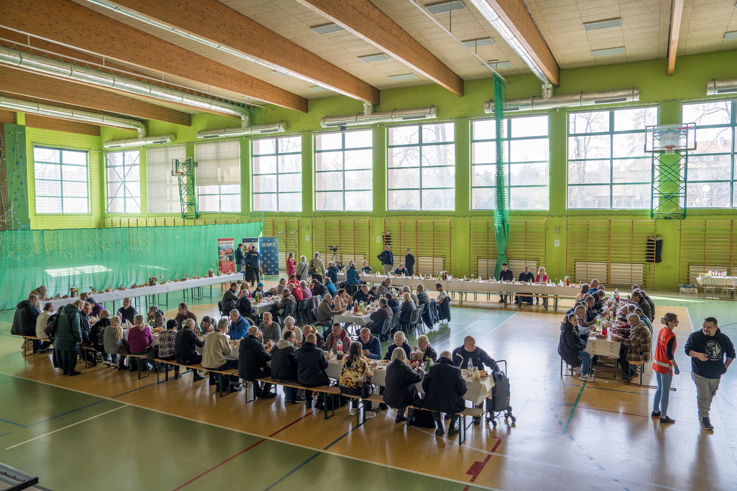 Goście przy stołach