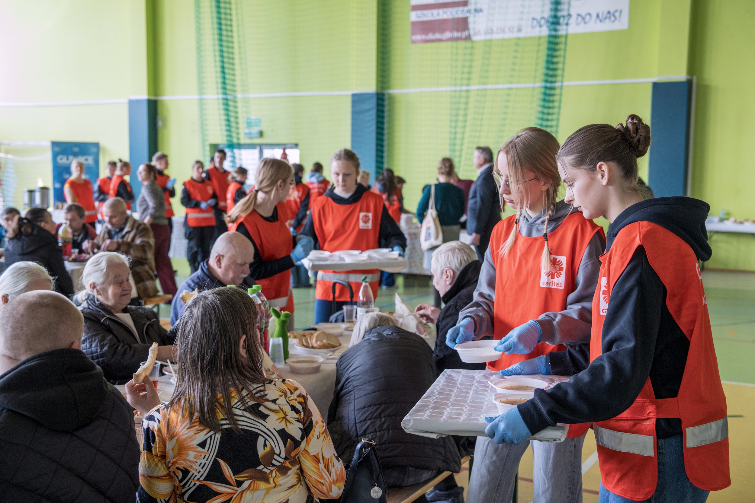 Wolontariuszki podające jedzenie