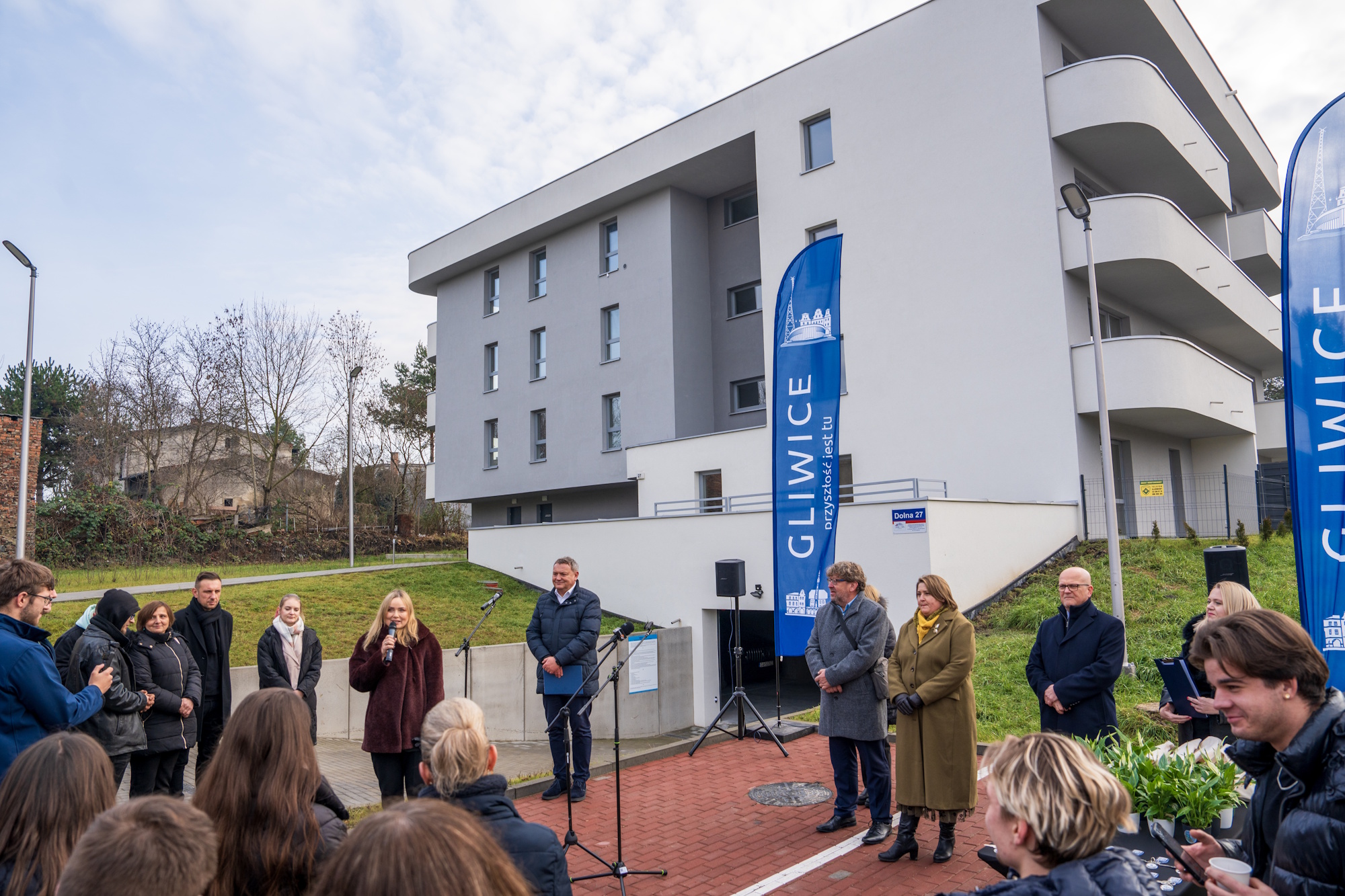 kobiety, mężczyźni, budynek