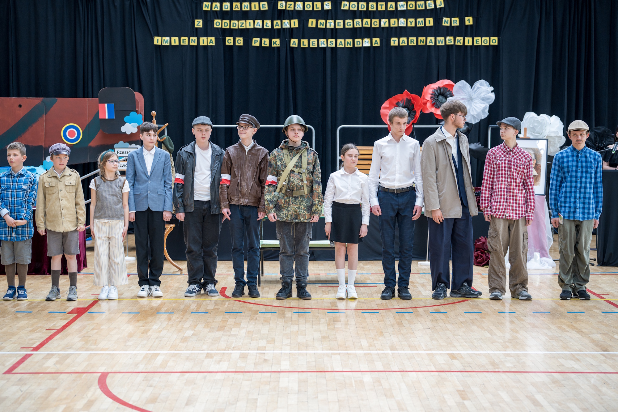 dzieci podczas przedstawienia stoją na scenie w rzędzie