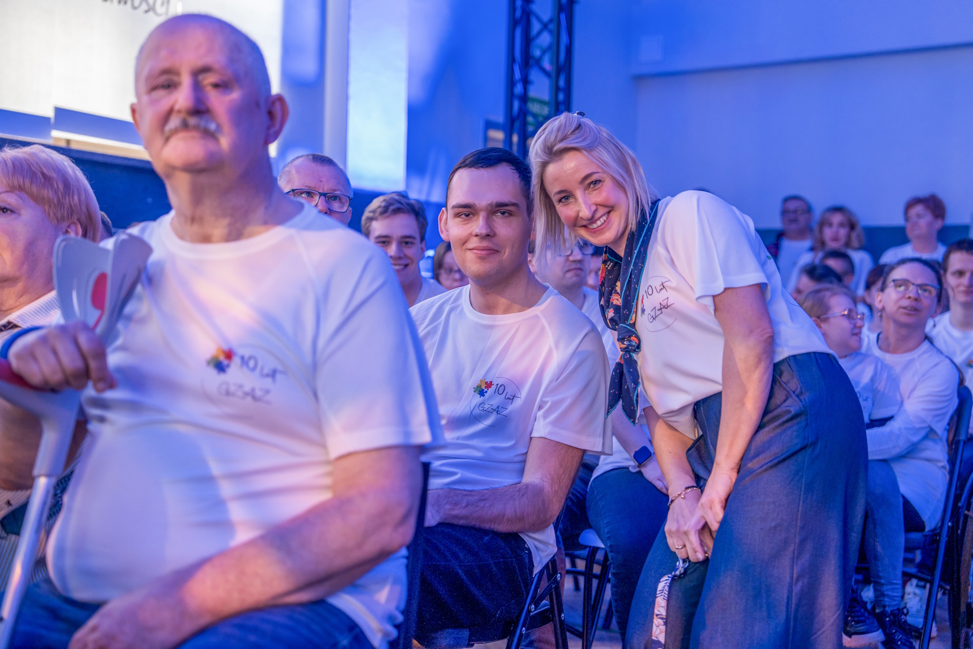 Ludzie siedzący na krzesłach podczas uroczystości