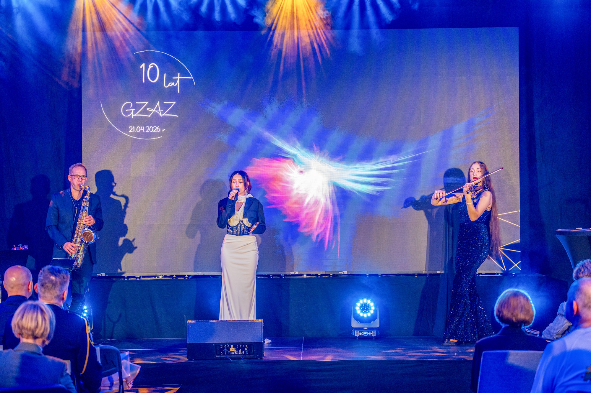 na scenie skrzypaczka, śpiewaczka i muzyk