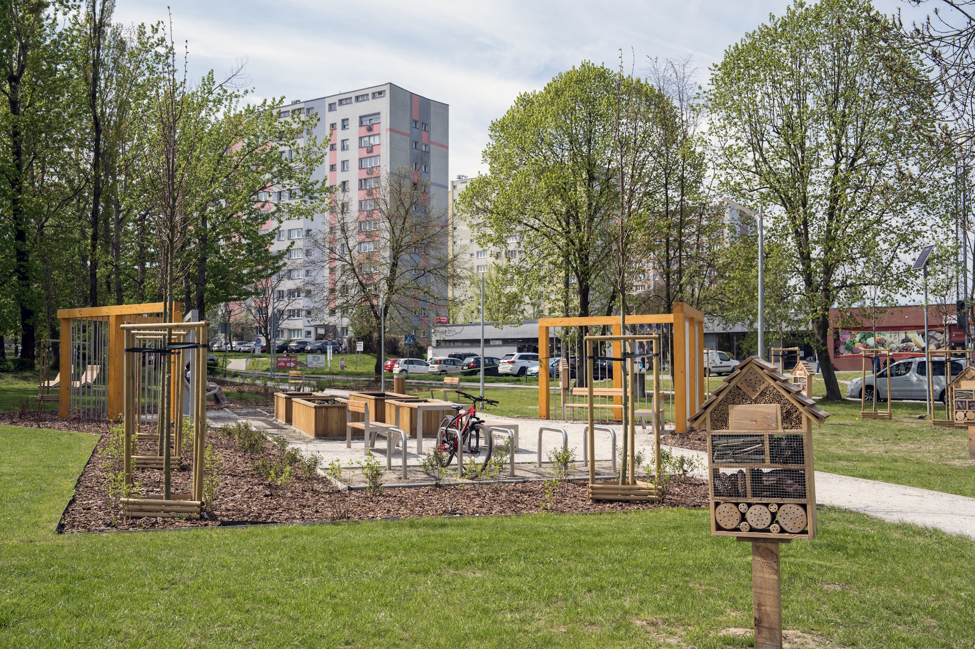 ludzie w parku kieszonkowym