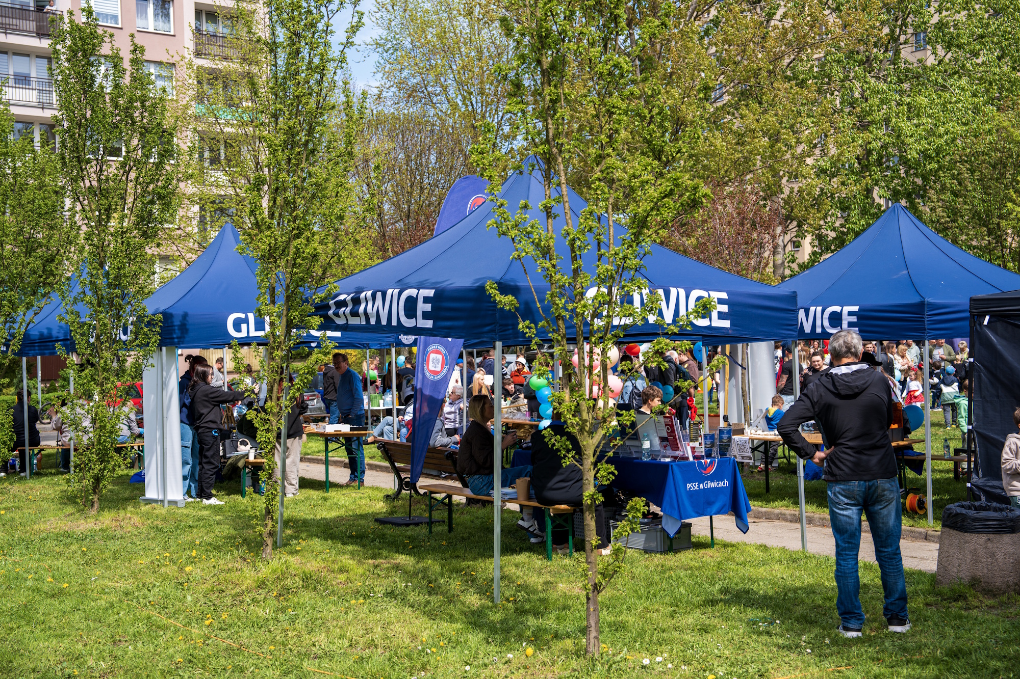 namioty podczas festynu i ludzie