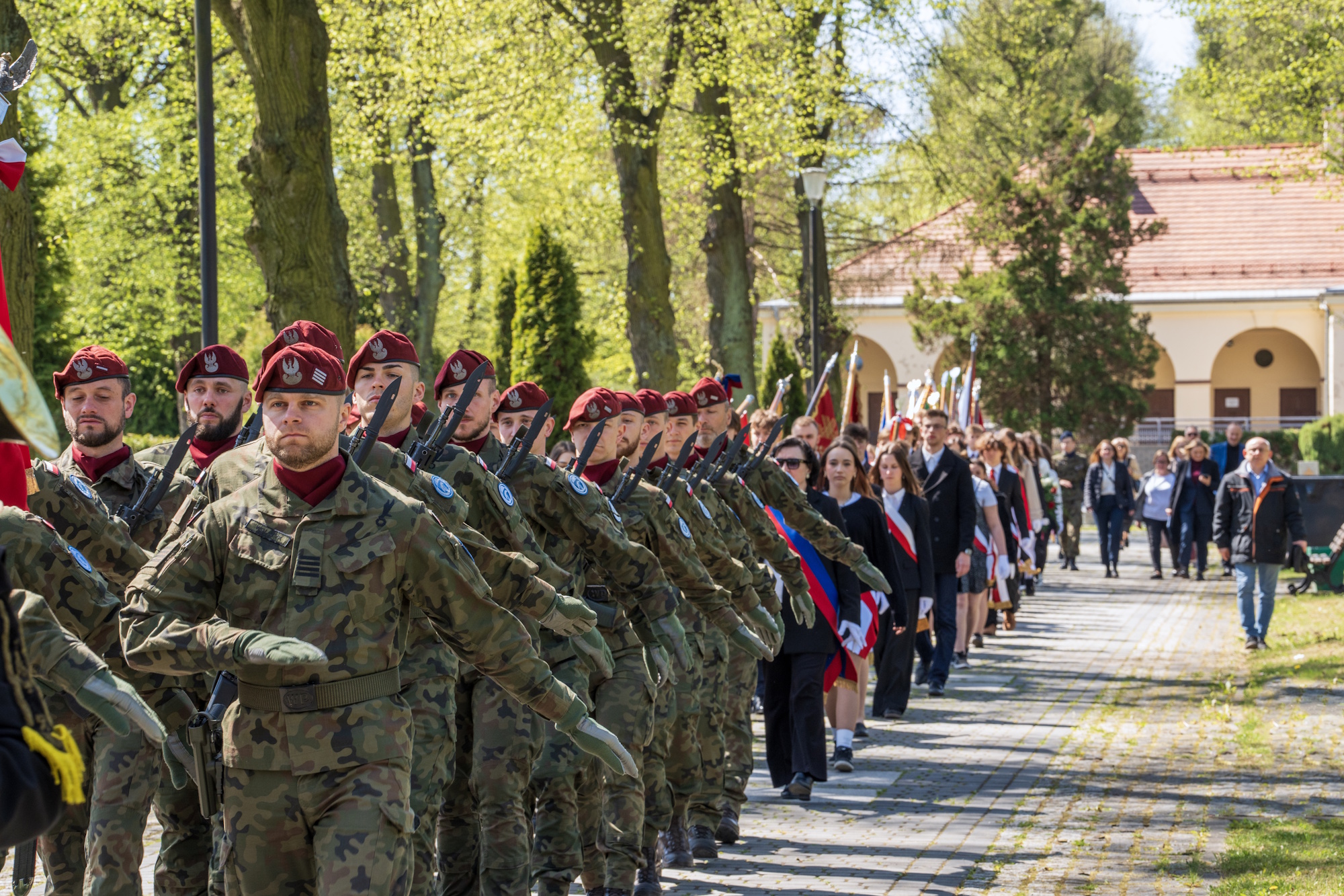 Wojsko maszeruje przez cmentarz