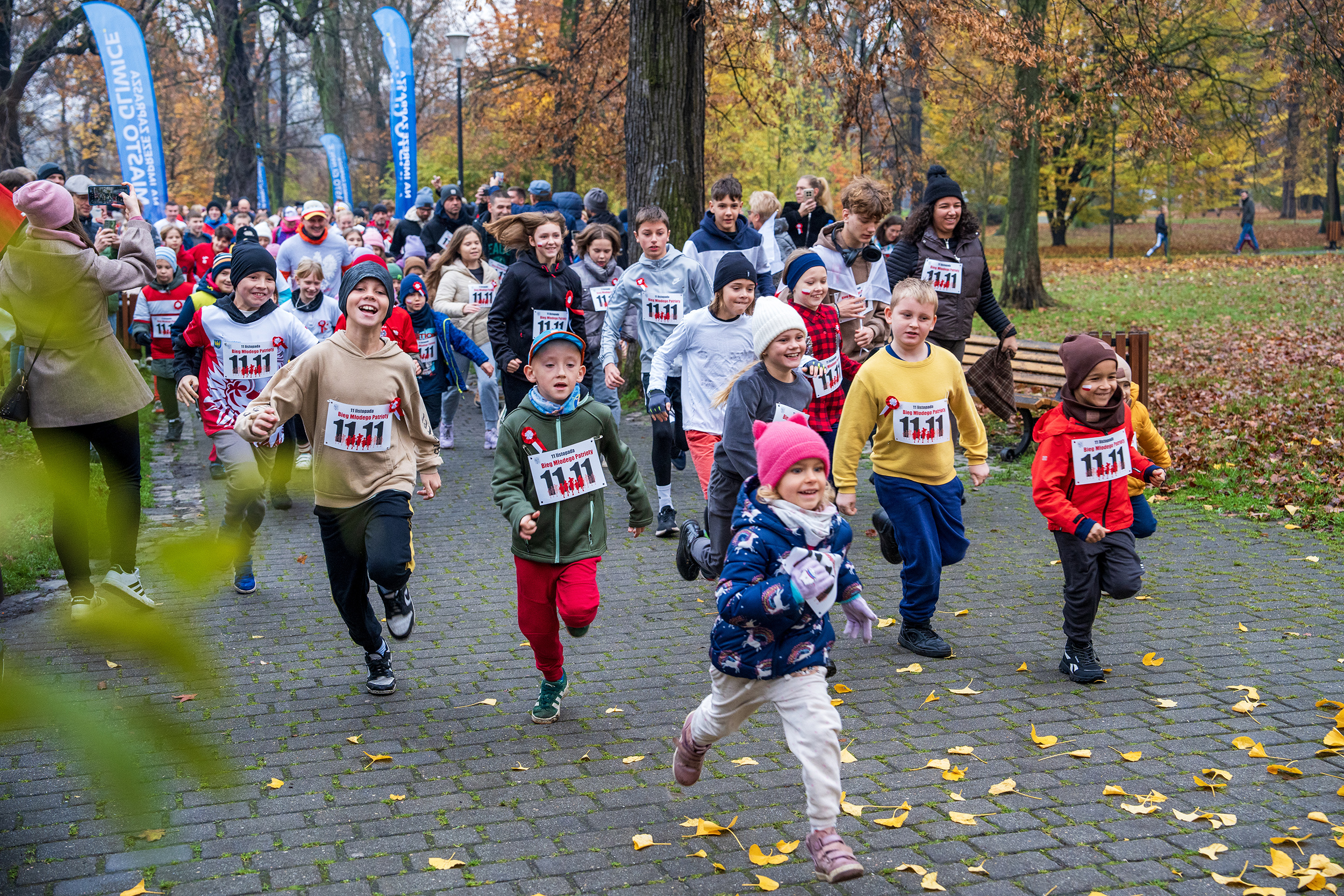Dzieci biegnące w parku Chopina w Biegu Młodego Patrioty