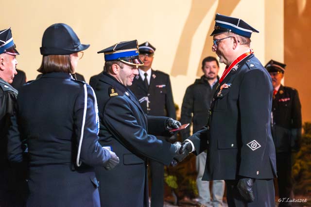 strażacy w mundurach