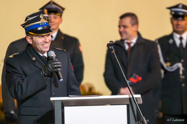 strażacy w mundurach