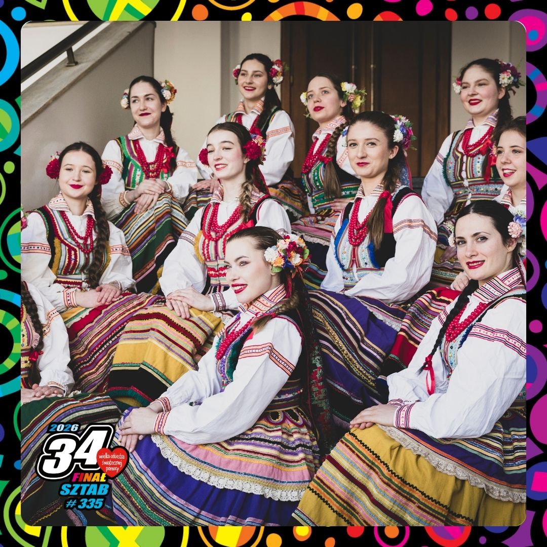 Baner ze zdjęciem zespołu w ludowych strojach