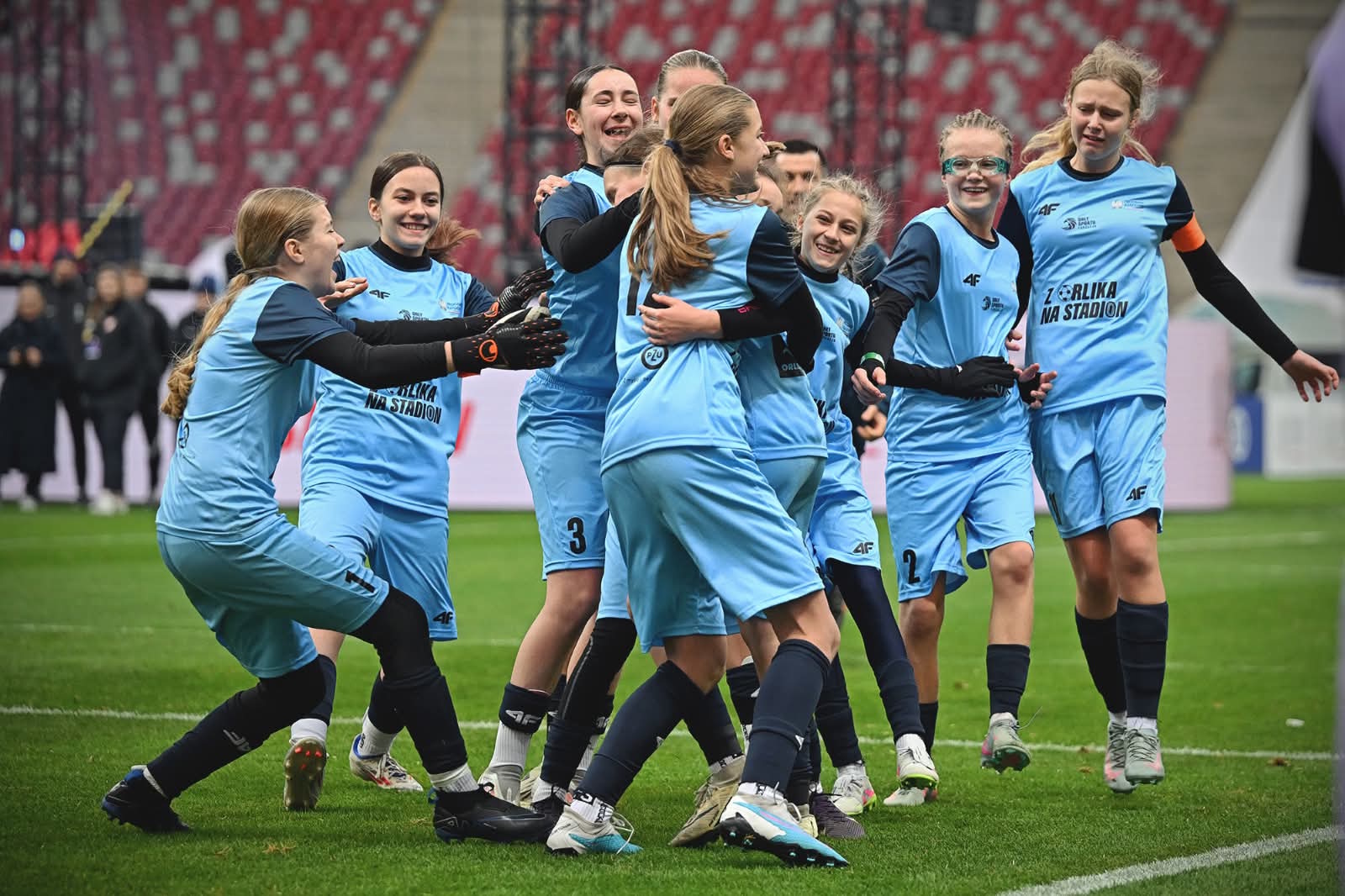 Ciesząca się drużyna dziewcząt