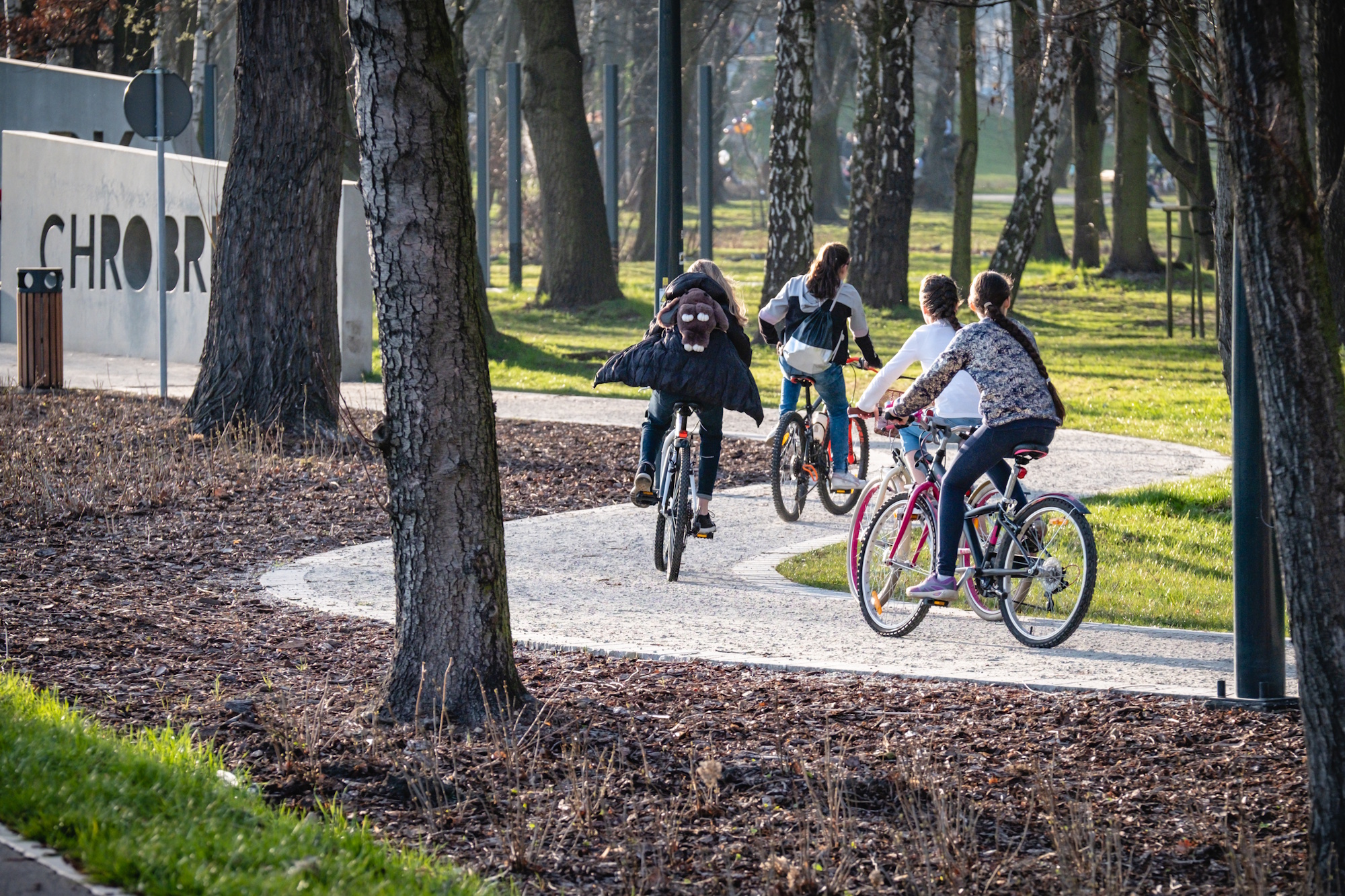 Ludzie jadący na rowerach w okolicy PreZero Areny Gliwice